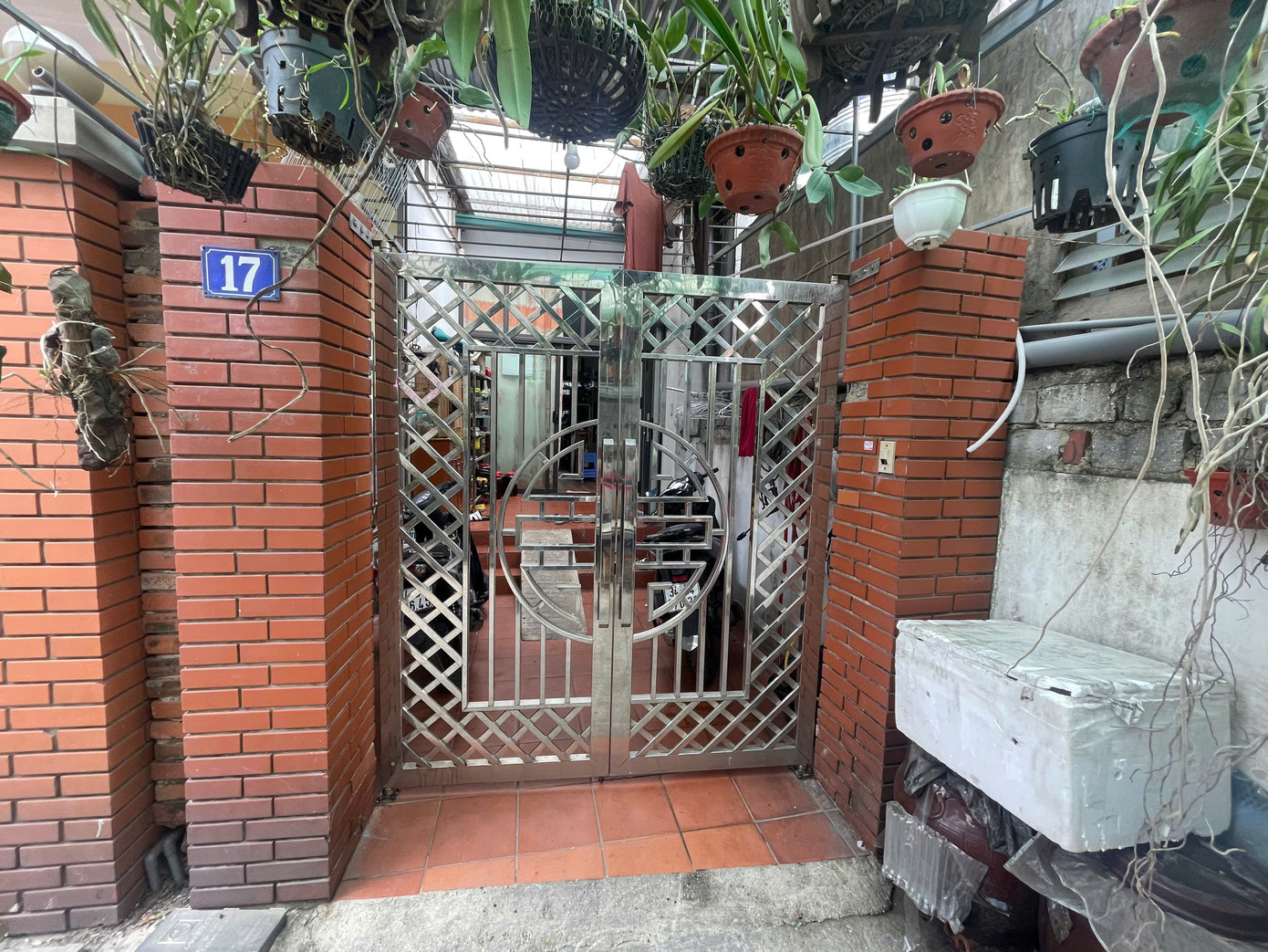 Ngôi nhà số 17 của bố mẹ Khánh nằm cuối một con ngõ nhỏ ở tổ 6, khu 1, phường Giếng Đáy, TP Hạ Long im lìm cửa đóng then cài. Ngôi nhà số 17 của bố mẹ Khánh nằm cuối một con ngõ nhỏ ở tổ 6, khu 1, phường Giếng Đáy, TP Hạ Long im lìm cửa đóng then cài.