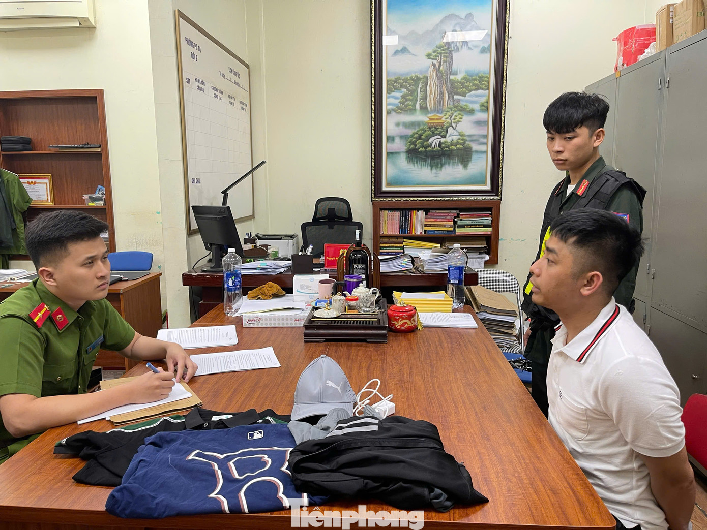 Lực lượng chức năng tỉnh Quảng Ninh lấy lời khai đối tượng Bùi Đình Khánh.