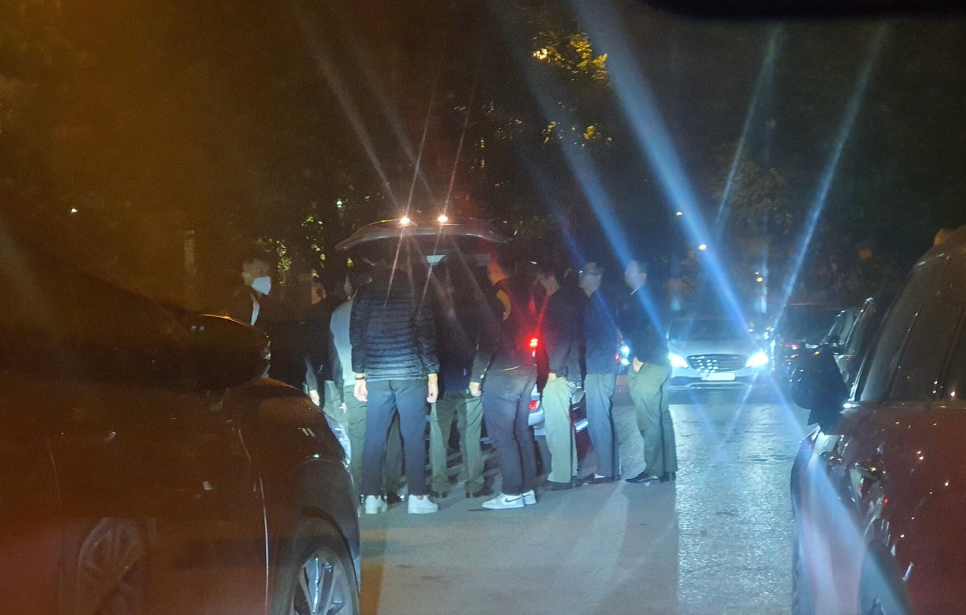 Lực lượng chức năng khám xét nhà ông Ca vào đêm 18/2.