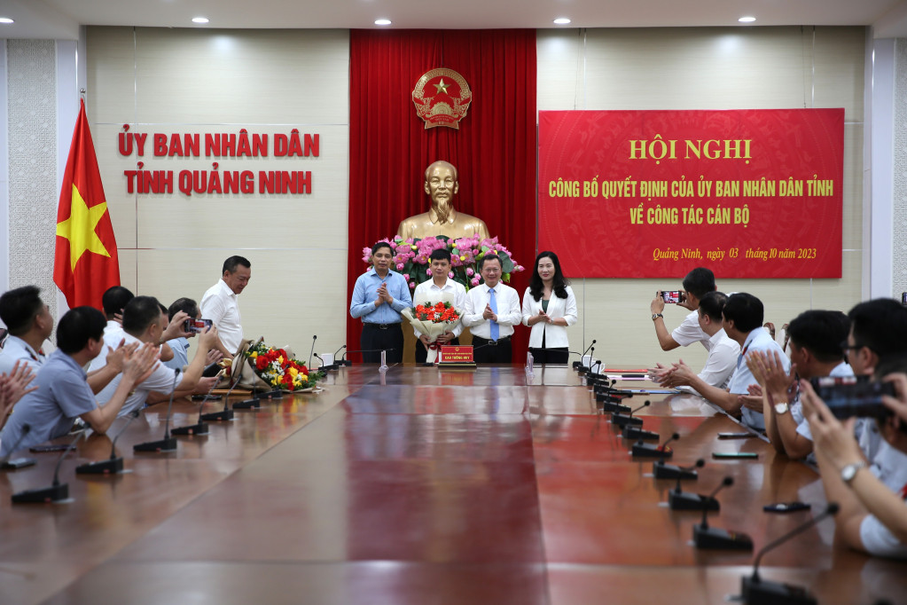 Lãnh đạo UBND tỉnh Quảng Ninh trao quyết định, tặng hoa ông Nguyễn Văn Túc. Lãnh đạo UBND tỉnh Quảng Ninh trao quyết định, tặng hoa ông Nguyễn Văn Túc.