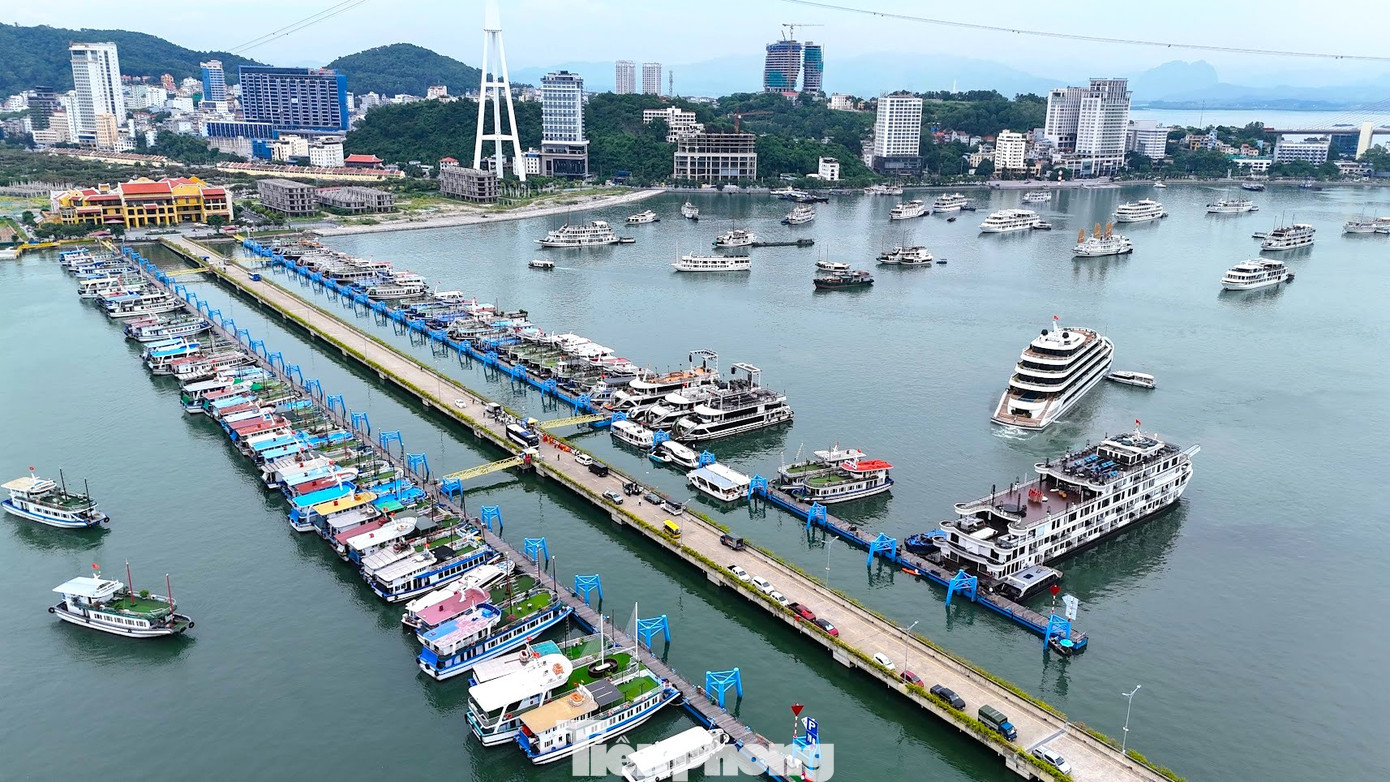 Vịnh Hạ Long mở cửa đón khách sau bão số 3. Ảnh: Hoàng Dương.