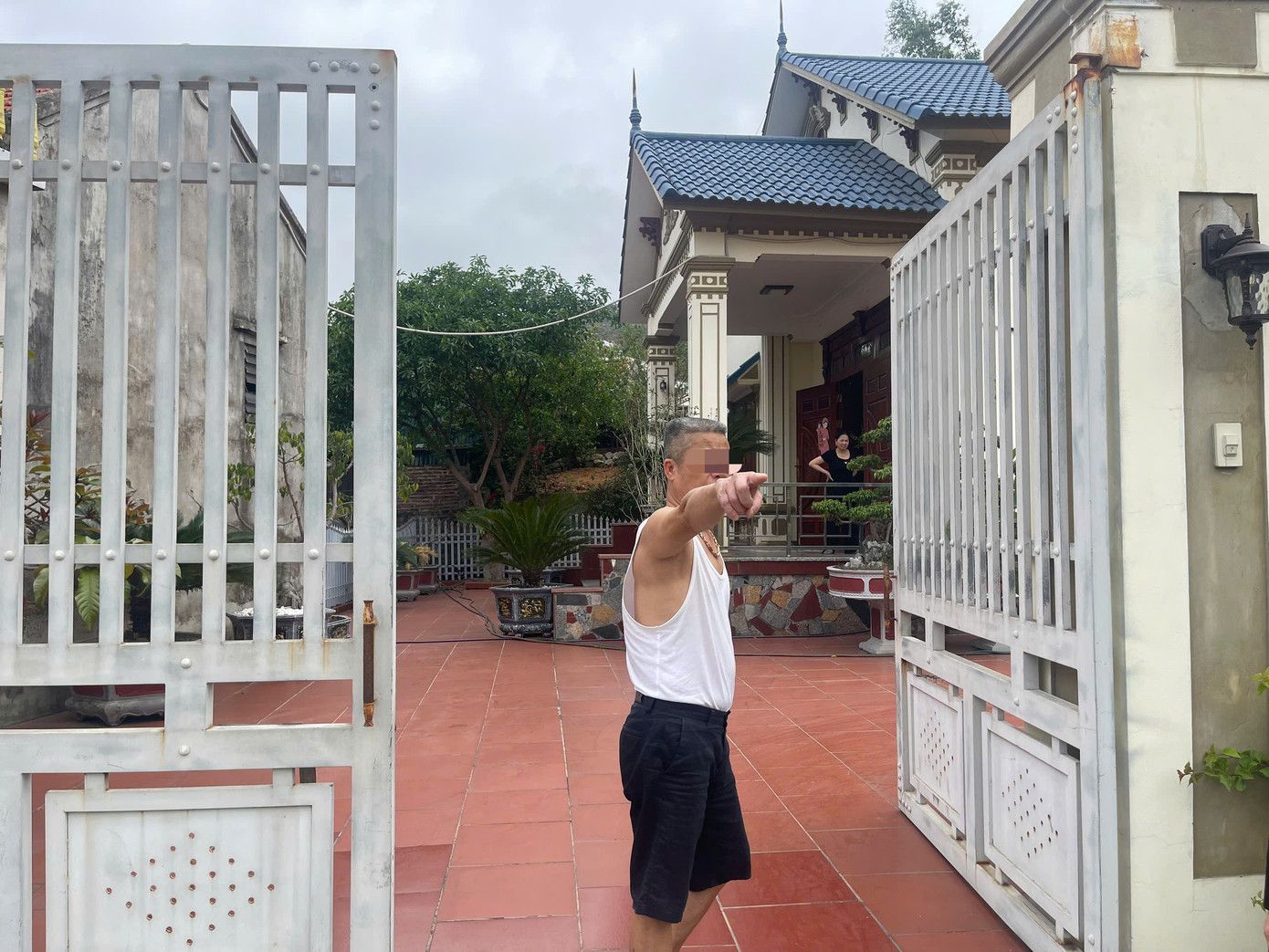 Ông V. kể lại phút giây kẻ buôn ma túy vứt bỏ xe tháo chạy thoát thân. Ông V. kể lại phút giây kẻ buôn ma túy vứt bỏ xe tháo chạy thoát thân.