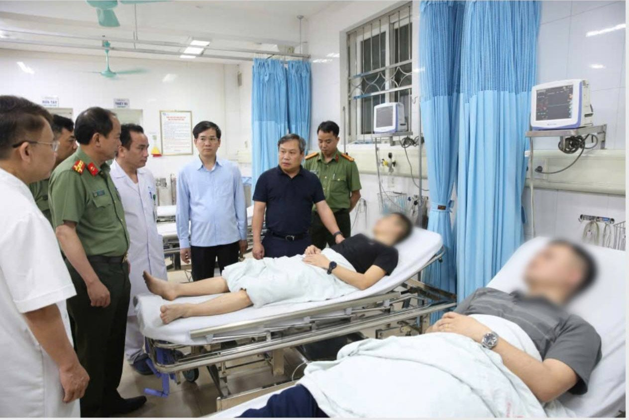 Bí thư Tỉnh ủy Quảng Ninh thăm hỏi, động viên các chiến sĩ bị thương.