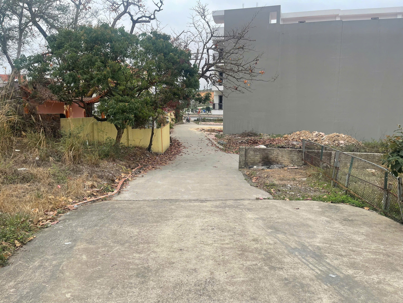 Kẻ buôn ma túy bỏ lại xe chạy theo ngõ hướng ra quốc lộ 18. Kẻ buôn ma túy bỏ lại xe chạy theo ngõ hướng ra quốc lộ 18.