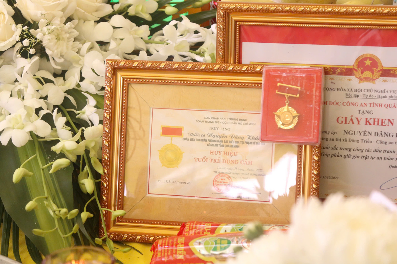 Huy hiệu “Tuổi trẻ dũng cảm”, phần thưởng cao quý dành cho những đoàn viên, thanh niên có hành động đặc biệt dũng cảm, sẵn sàng quên mình vì nhân dân, vì Tổ quốc. Huy hiệu “Tuổi trẻ dũng cảm”, phần thưởng cao quý dành cho những đoàn viên, thanh niên có hành động đặc biệt dũng cảm, sẵn sàng quên mình vì nhân dân, vì Tổ quốc.