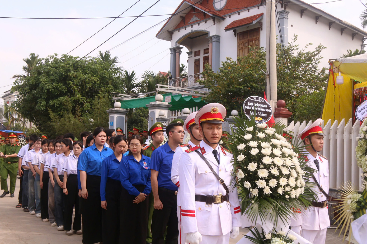 Đoàn công tác của Ban Chấp hành Tỉnh Đoàn Quảng Ninh dự lễ viếng Thiếu tá Nguyễn Đăng Khải. Đoàn công tác của Ban Chấp hành Tỉnh Đoàn Quảng Ninh dự lễ viếng Thiếu tá Nguyễn Đăng Khải.