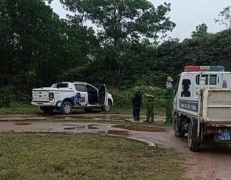 Thi thể hai vợ chồng được phát hiện trong chiếc xe bán tải đỗ ở sân bóng xã Dực Yên.