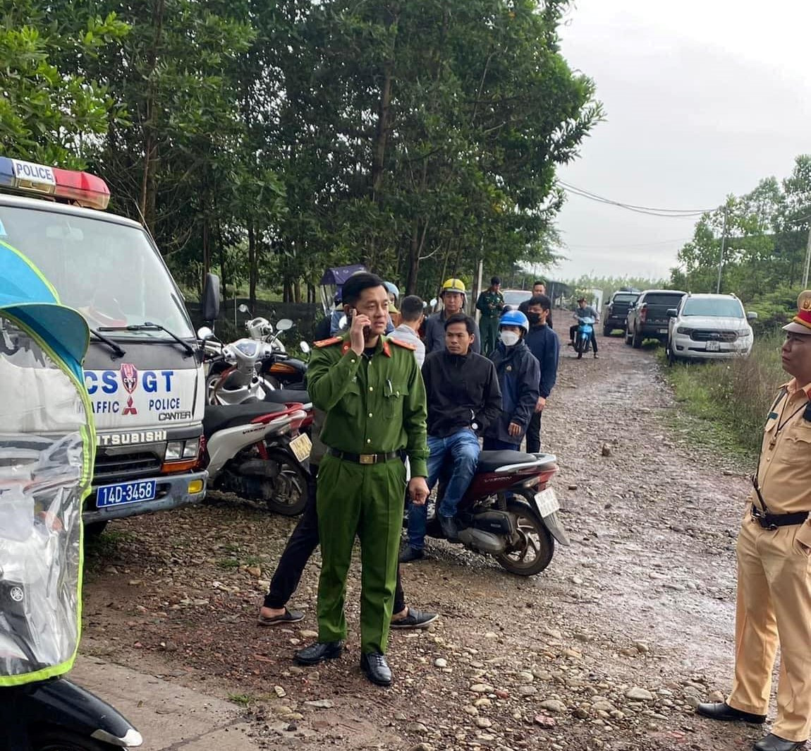 Lực lượng chức năng tiến hành khám nghiệm hiện trường.