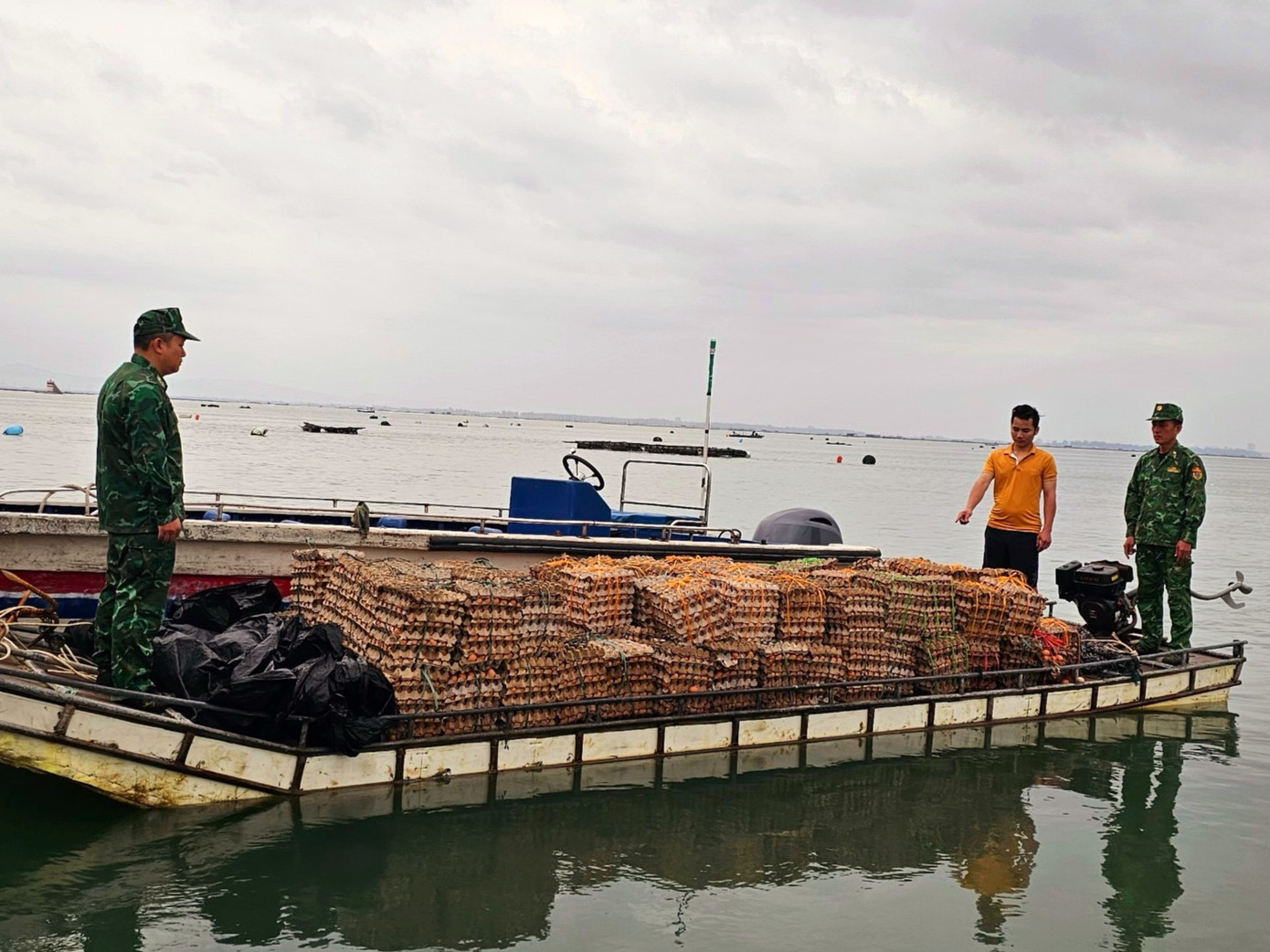 Dùng bè gỗ nhập lậu gần 30 nghìn quả trứng gà từ Trung Quốc.
