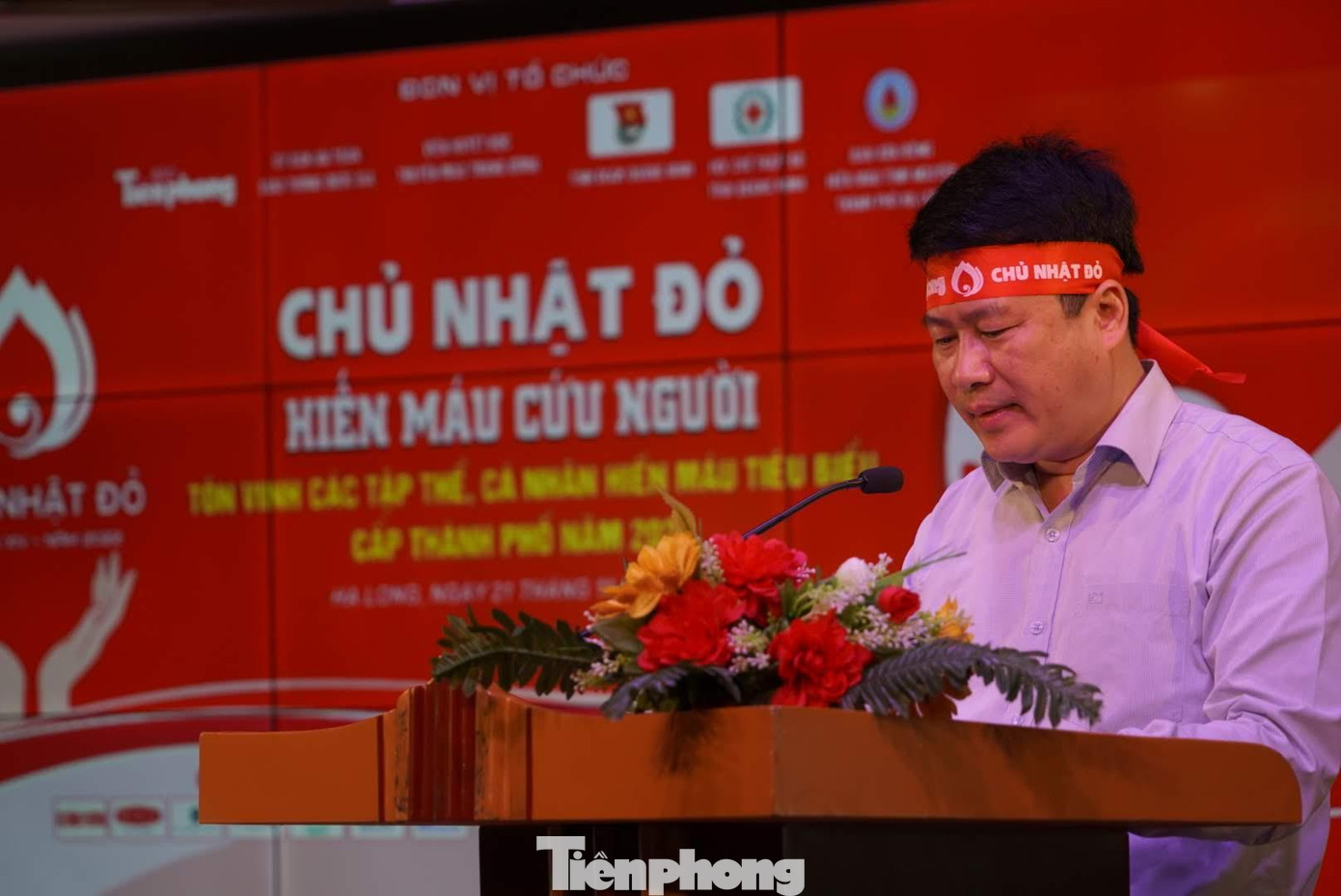 "Mặc dù tình hình dịch bệnh đang diễn biến phức tạp nhưng thành phố vẫn luôn coi việc hiến máu cứu người là hành động cần thiết và có ý nghĩa quan trọng trong công tác phòng chống dịch cũng như cuộc sống. Chúng tôi kêu gọi các bạn vì hiến máu cứu người chính là sinh mệnh của bạn và tôi", ông Nguyễn Ngọc Sơn, Phó Chủ tịch UBND TP Hạ Long phát động chương trình Chủ nhật Đỏ lần thứ XIV.