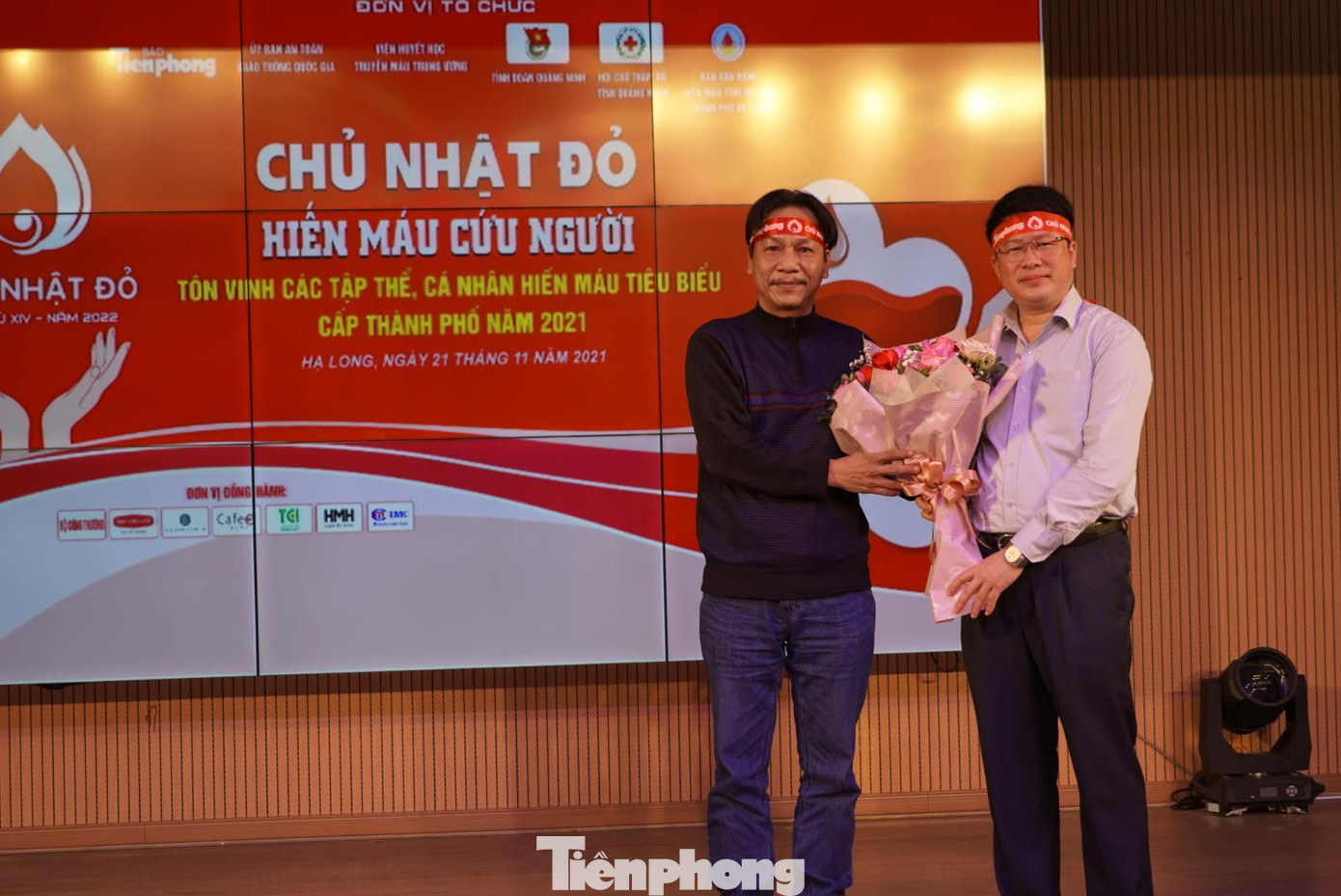 Thay mặt Báo Tiền Phong, Ban tổ chức, Nhà báo Lê Minh Toản tặng hoa cho ông Nguyễn Ngọc Sơn, Phó Chủ tịch UBND TP Hạ Long, đơn vị đồng hành phối hợp tổ chức Chủ nhật Đỏ.