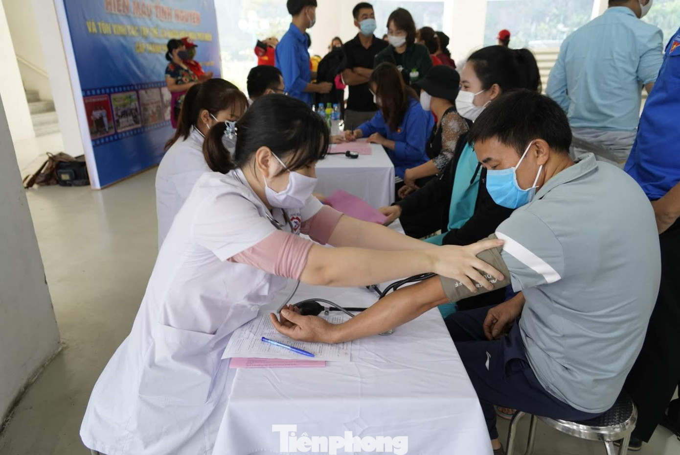 Năm nay, Quảng Ninh vinh dự được chọn là địa phương tiến hành hoạt động đầu tiên của ngày hội Chủ nhật Đỏ lần thứ XIV. Công tác chuẩn bị đã được Ban tổ chức triển khai từ nhiều ngày trước, số lượng đoàn viên thanh niên, tình nguyện viên tham gia hiến máu đông hơn những năm trước đây.