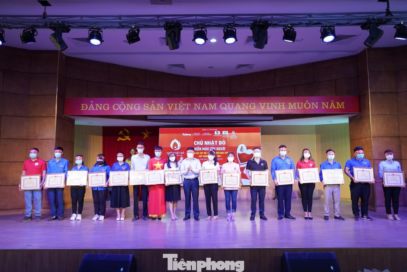 Trong buổi lễ, đại diện UBND TP Hạ Long cũng trao bằng khen cho các cá nhân, tập thể đã có thành tích xuất sắc trong công tác hiến máu.