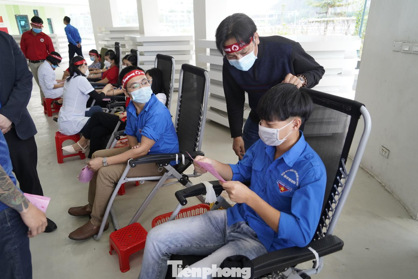 Nhiều đoàn viên là sinh viên lần đầu tiên hiến máu được Ban tổ chức động viên, khích lệ.