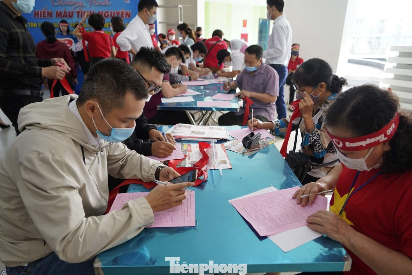 Không chỉ các đoàn viên thanh niên, nhiều tình nguyện viên là người địa phương cũng đến tham gia hiến máu.