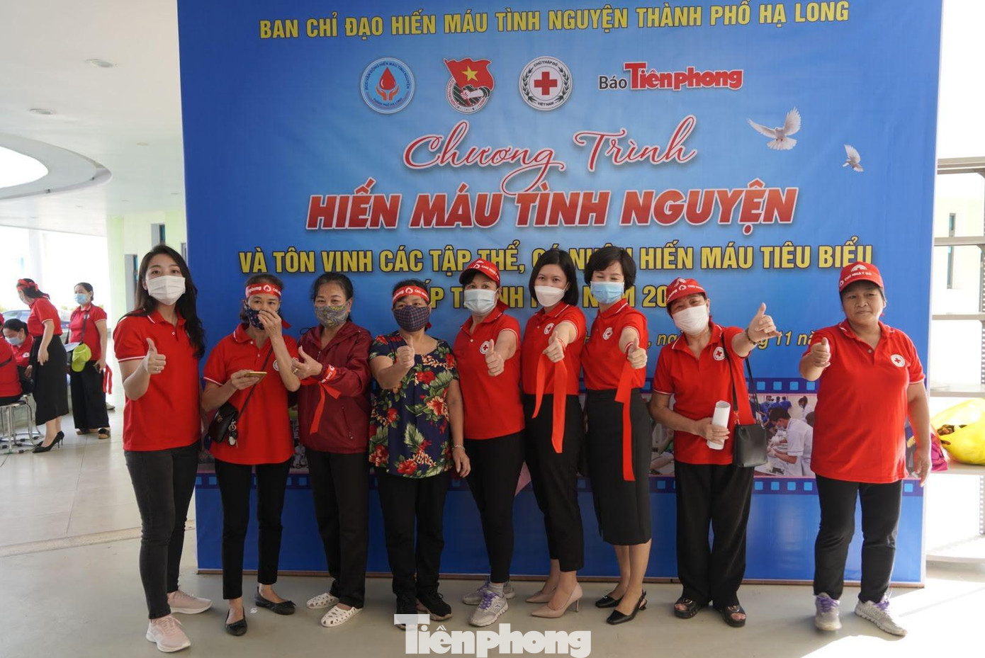 Với tâm nguyện "Hiến máu cứu người là nghĩa cử cao đẹp", những tình nguyện viên đến với Chủ nhật Đỏ Quảng Ninh lần thứ XIV với một khí thế sôi nổi.