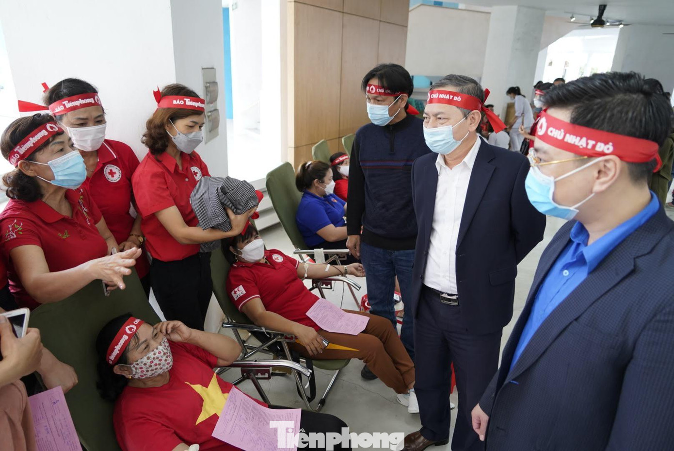 Ban tổ chức thăm hỏi, động viên các tình nguyện viên hiến máu.