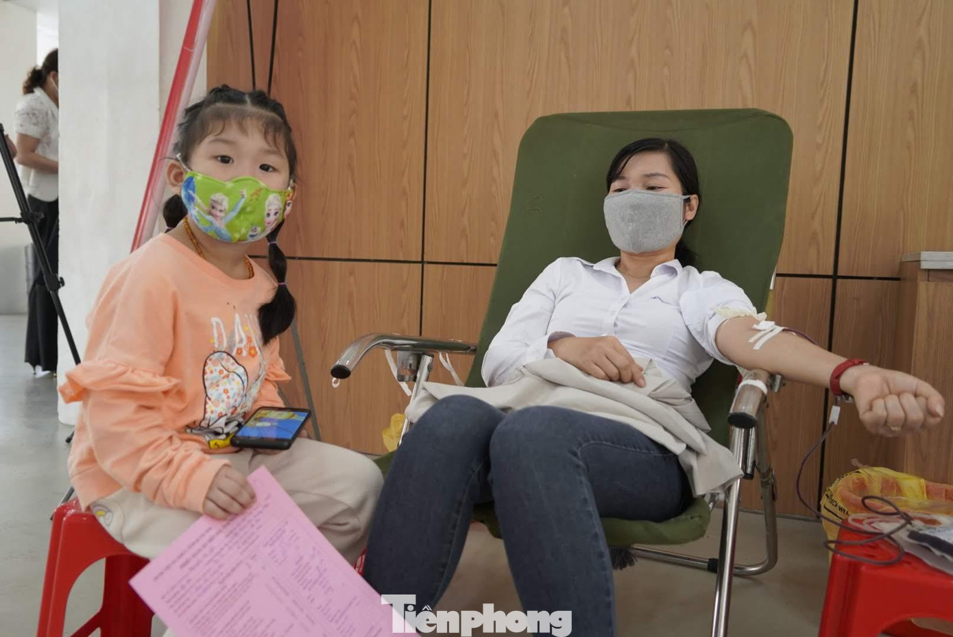 Bé Ngọc Anh (6 tuổi, Hồng Hải, TP Hạ Long) cùng mẹ tham gia Chủ nhật Đỏ.