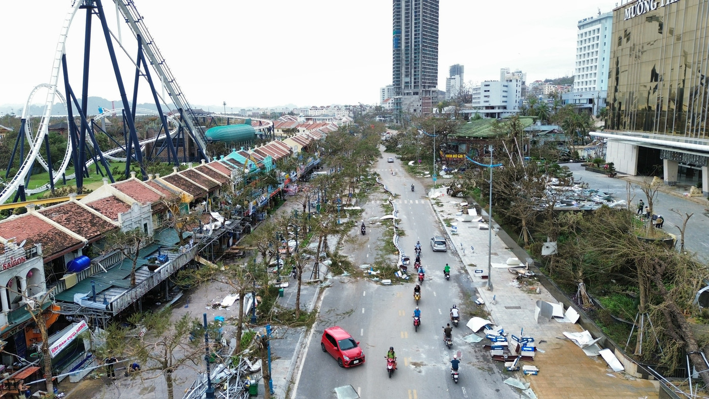Khu trung tâm du lịch Bãi Cháy, TP Hạ Long tan hoang sau bão số 3.