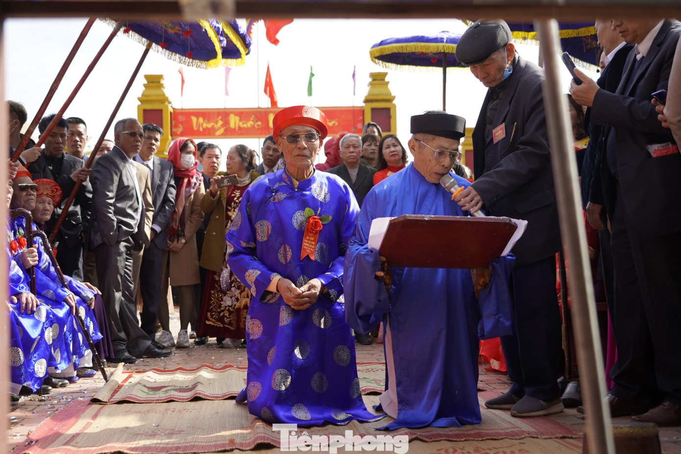 Theo bia ký, gia phả ở miếu Tiên Công, khoảng từ năm 1434 đến 1500, có 17 vị Tiên Công quê ở phường Kim Hoa (nay là phường Kim Liên), huyện Thọ Xương, phủ Hoài Đức, thành Thăng Long (nay là Hà Nội) cùng gia đình xuôi theo dòng sông Hồng ra cửa sông Bạch Đằng tìm kế mưu sinh. Theo bia ký, gia phả ở miếu Tiên Công, khoảng từ năm 1434 đến 1500, có 17 vị Tiên Công quê ở phường Kim Hoa (nay là phường Kim Liên), huyện Thọ Xương, phủ Hoài Đức, thành Thăng Long (nay là Hà Nội) cùng gia đình xuôi theo dòng sông Hồng ra cửa sông Bạch Đằng tìm kế mưu sinh.