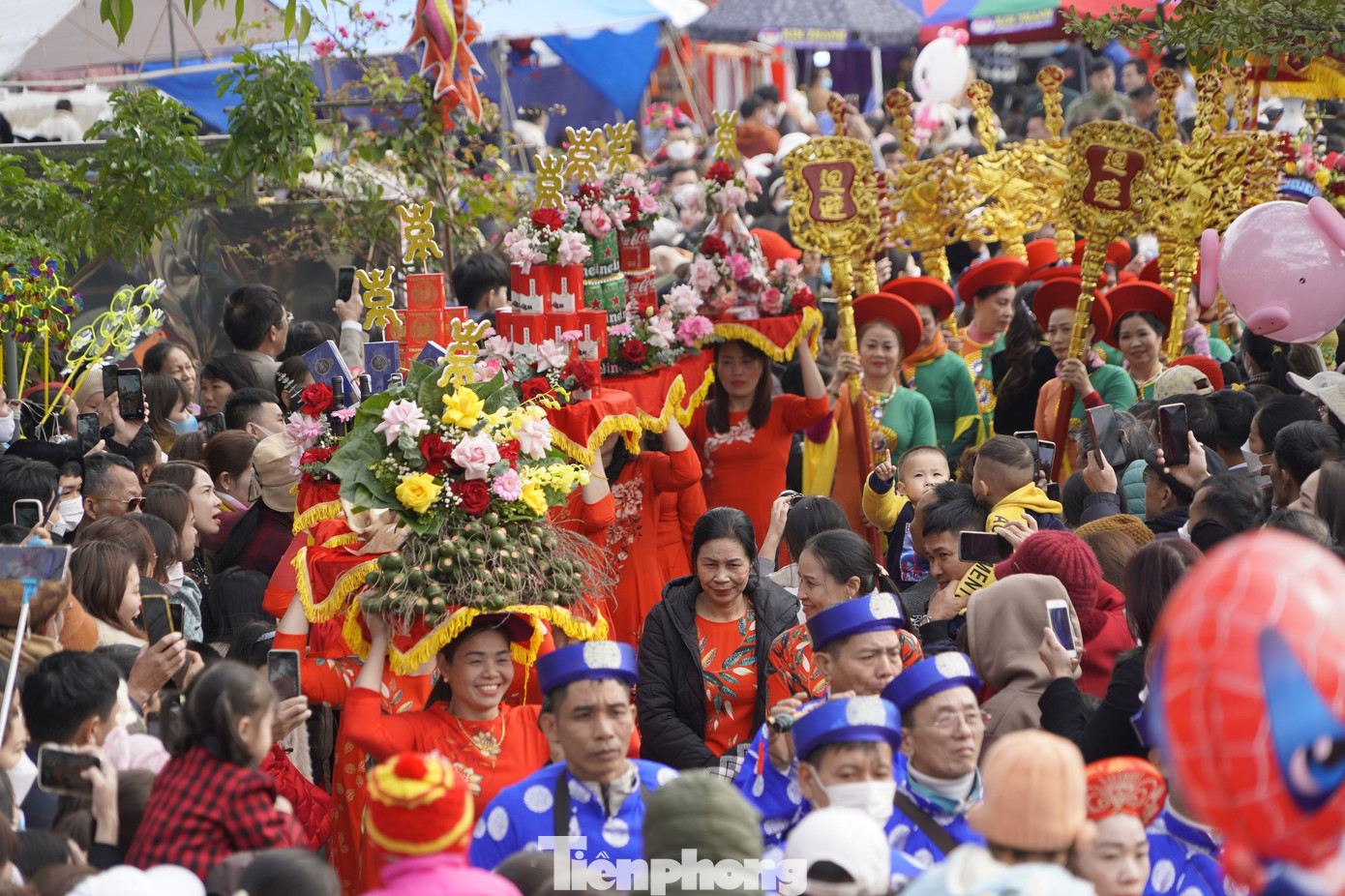 Gia đình nào có cha mẹ thượng thọ độ tuổi từ 80 đến 100 hoặc hơn sẽ được con cháu trong gia đình trang trí kiệu rước, đồ theo nghi lễ truyền thống mừng thọ. Gia đình nào có cha mẹ thượng thọ độ tuổi từ 80 đến 100 hoặc hơn sẽ được con cháu trong gia đình trang trí kiệu rước, đồ theo nghi lễ truyền thống mừng thọ.