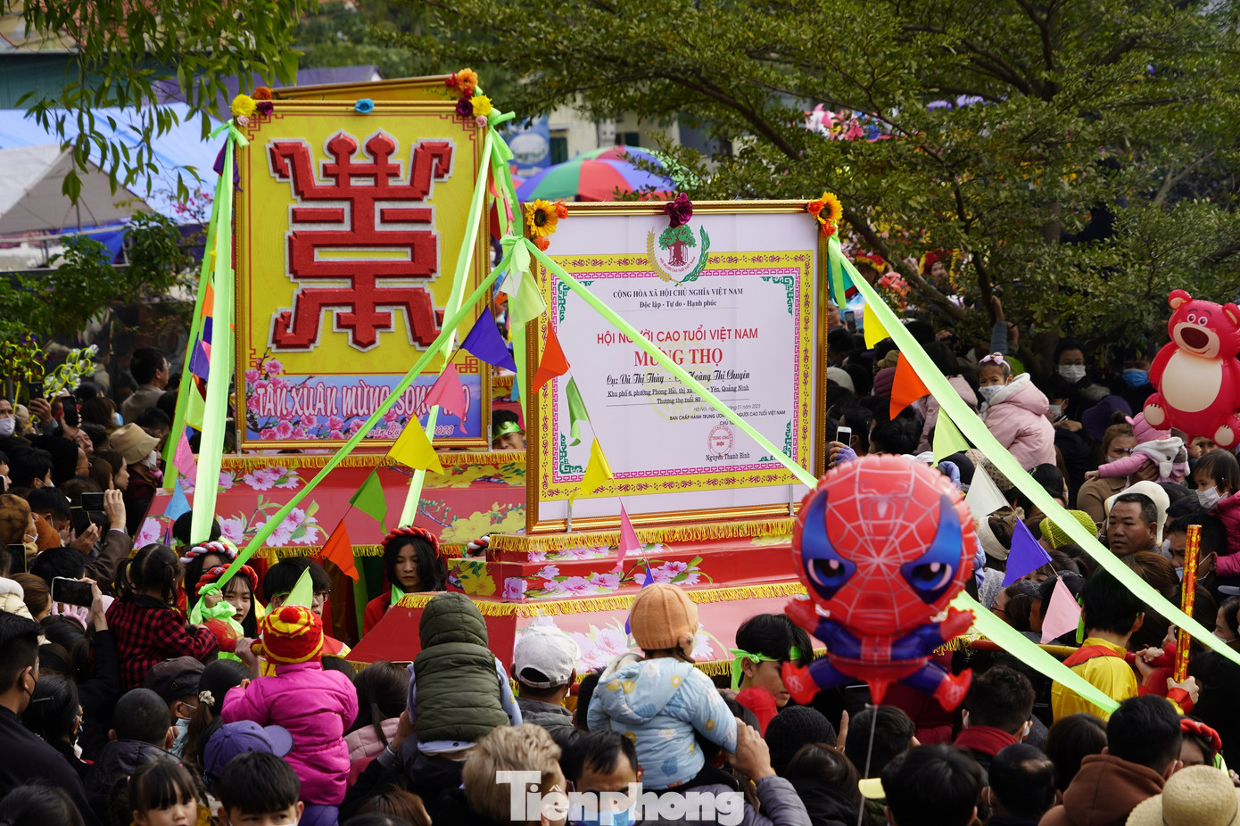 Ở đây, những người có độ tuổi cao được kính trọng gọi là Cụ thượng. Ở đây, những người có độ tuổi cao được kính trọng gọi là Cụ thượng.