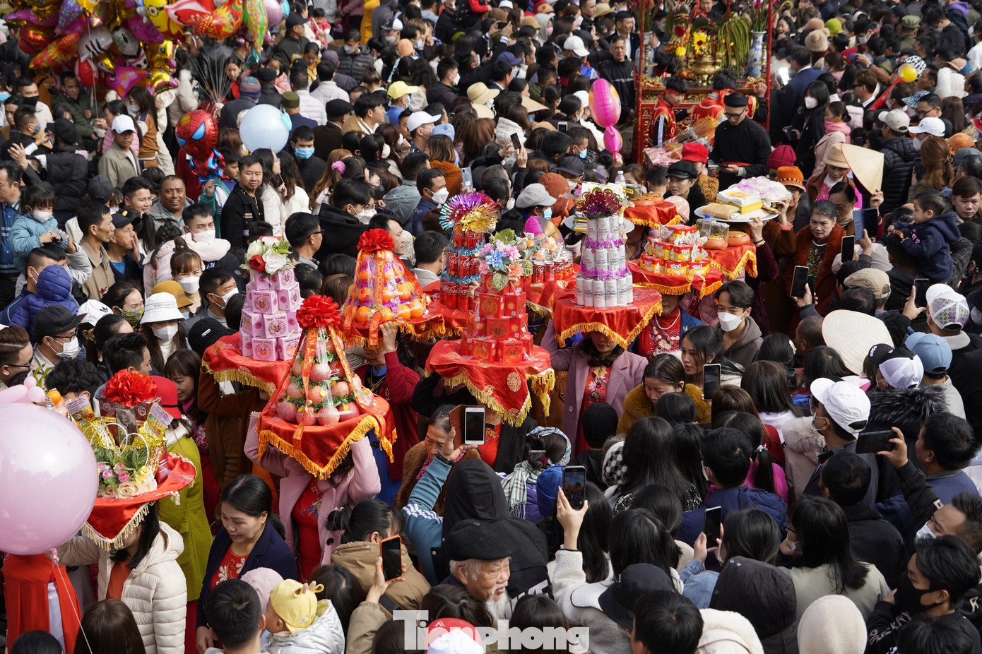 Con cháu càng đông, lễ vật dâng lên cũng càng phong phú. Con cháu càng đông, lễ vật dâng lên cũng càng phong phú.