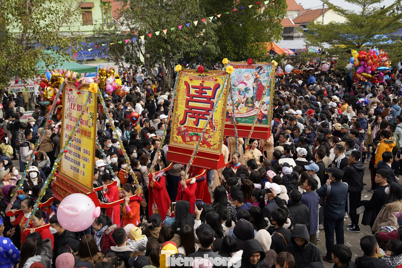 Đúng ngày mùng Bảy, các Cụ thượng dòng họ được con cháu tổ chức đoàn rước bằng võng đào về miếu Tiên Công lễ tổ. Công tác chuẩn bị lễ vật và các đồ nghi trượng, trang phục, nhạc lễ, kiệu võng đào được chuẩn bị từ nhiều tháng trước khi diễn ra lễ hội. Đúng ngày mùng Bảy, các Cụ thượng dòng họ được con cháu tổ chức đoàn rước bằng võng đào về miếu Tiên Công lễ tổ. Công tác chuẩn bị lễ vật và các đồ nghi trượng, trang phục, nhạc lễ, kiệu võng đào được chuẩn bị từ nhiều tháng trước khi diễn ra lễ hội.
