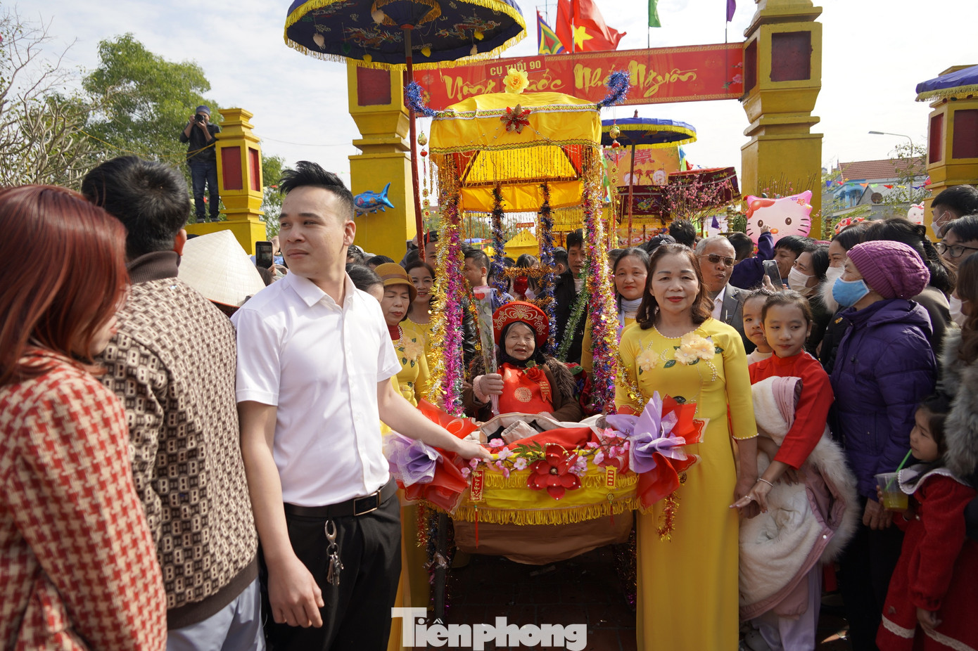 Lúc đầu tất cả sinh sống trên thuyền bằng nghề đánh bắt tôm cá, dãi chài. Vào một đêm khi lên trú ở một gò nổi của bãi triều, nghe thấy tiếng ếch nhái kêu, biết nơi này có nước ngọt, các vị Tiên Công đã cùng gia đình quyết định dừng lại khẩn đất đai, cải tạo thành ruộng lúa, lập làng. Lúc đầu tất cả sinh sống trên thuyền bằng nghề đánh bắt tôm cá, dãi chài. Vào một đêm khi lên trú ở một gò nổi của bãi triều, nghe thấy tiếng ếch nhái kêu, biết nơi này có nước ngọt, các vị Tiên Công đã cùng gia đình quyết định dừng lại khẩn đất đai, cải tạo thành ruộng lúa, lập làng.