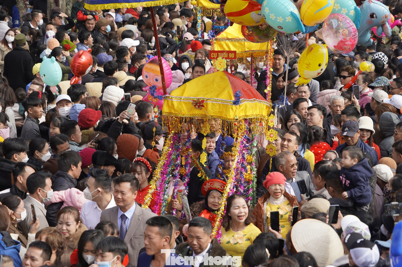 Để tổ chức một lượt rước, nhiều dòng họ chi hẳn vài trăm triệu đồng để sắm lễ, trang trí kiệu hoa, võng đào sao cho nổi bật, bắt mắt. Để tổ chức một lượt rước, nhiều dòng họ chi hẳn vài trăm triệu đồng để sắm lễ, trang trí kiệu hoa, võng đào sao cho nổi bật, bắt mắt.