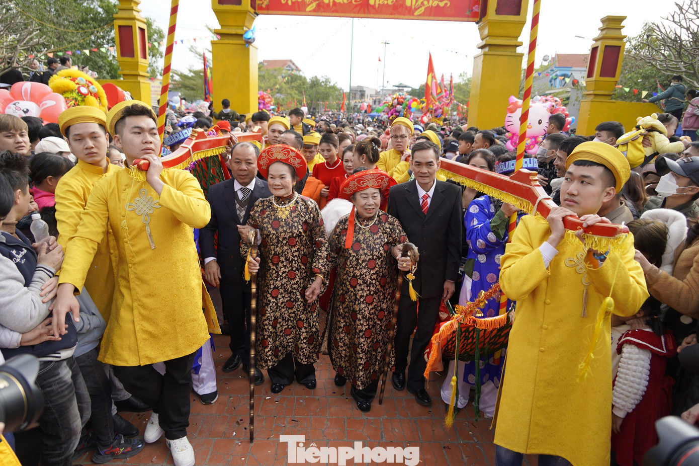 Từ sáng sớm, các nẻo đường trên đảo Hà Nam đã kẹt cứng người tham gia lễ hội. Từ sáng sớm, các nẻo đường trên đảo Hà Nam đã kẹt cứng người tham gia lễ hội.