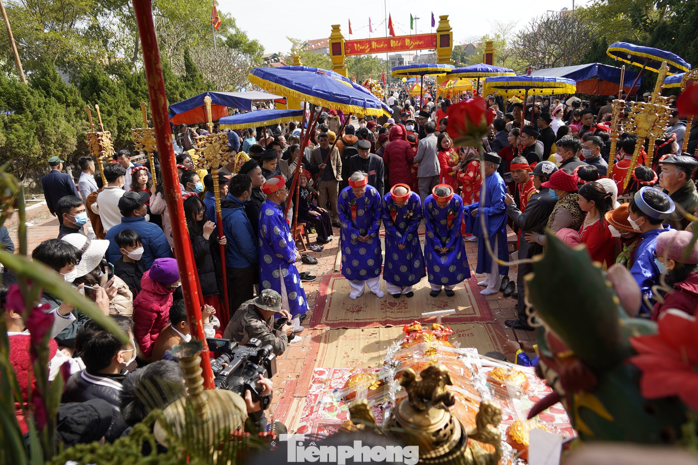 Lễ vật được dâng lên, các vị bô lão trong vùng sẽ báo cáo lên các vị Tiên Công về tên tuổi, dòng họ các cụ thượng được rước đến tham gia lễ hội. Lễ vật được dâng lên, các vị bô lão trong vùng sẽ báo cáo lên các vị Tiên Công về tên tuổi, dòng họ các cụ thượng được rước đến tham gia lễ hội.