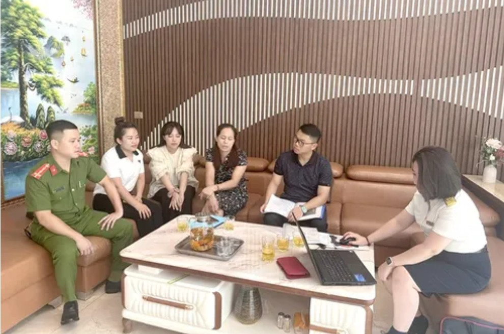 Lực lượng chức năng TP Hạ Long kiểm tra hoạt động cư trú tại các khách sạn, nhà nghỉ trên địa bàn.