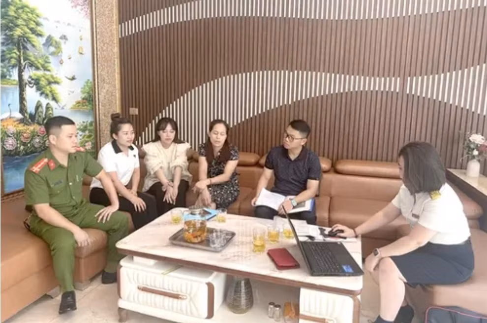 Lực lượng chức năng TP Hạ Long kiểm tra hoạt động cư trú tại các khách sạn, nhà nghỉ trên địa bàn. Lực lượng chức năng TP Hạ Long kiểm tra hoạt động cư trú tại các khách sạn, nhà nghỉ trên địa bàn.