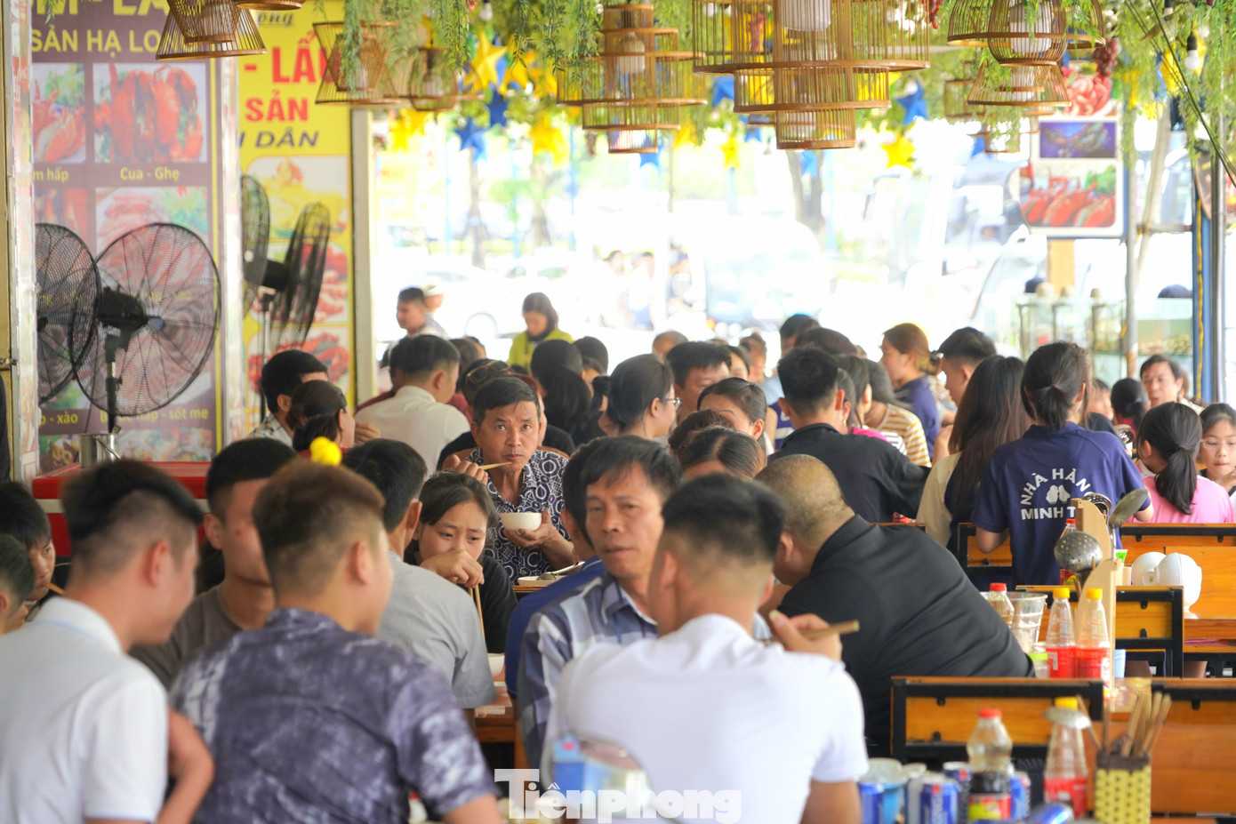 Hoặc ngồi thông thoáng bên ngoài để tránh nóng.