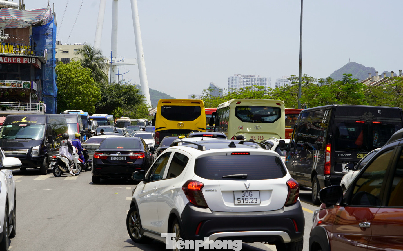 Đúng giờ cơm trưa nên nhu cầu di chuyển của thực khách tăng cao.