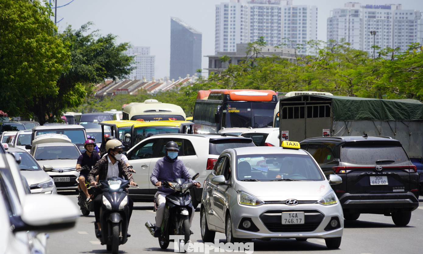 Du khách đến du lịch Hạ Long đa số di chuyển bằng xe cá nhân nên lượng xe lưu thông tăng đột biến. Du khách phải nhích từng mét để tìm quán ăn trưa.