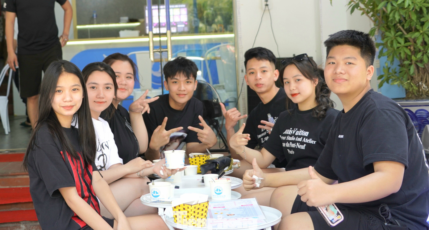 Một nhóm bạn trẻ chọn sữa chua Hạ Long làm món tráng miệng sau khi ăn uống no nê.