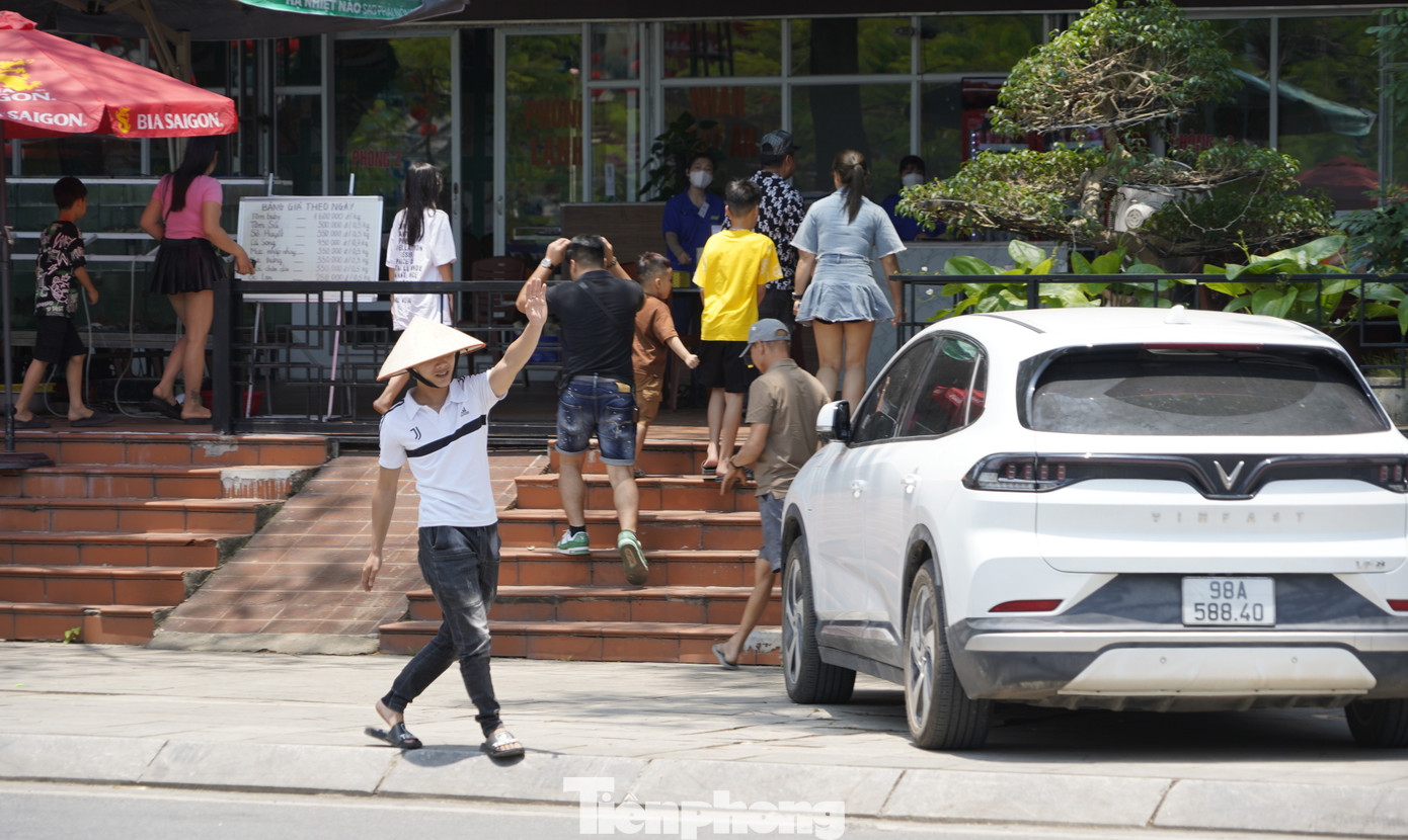 Các hàng quán đều nằm tập trung 2 bên đường thuộc trung tâm du lịch Bãi Cháy.