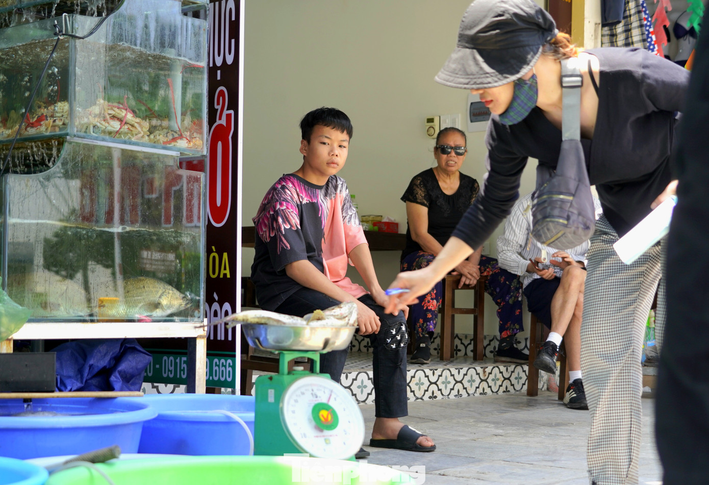 Hải sản được cân và tính thành tiền ngay tại chỗ trước khi mang vào bếp chế biến món ăn.