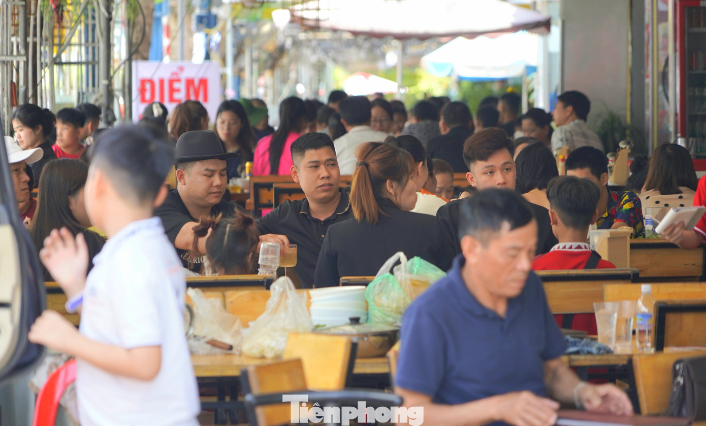 Việc chọn cho mình một quán ăn đúng ý vào giữa trưa nắng gắt không phải là điều dễ dàng.