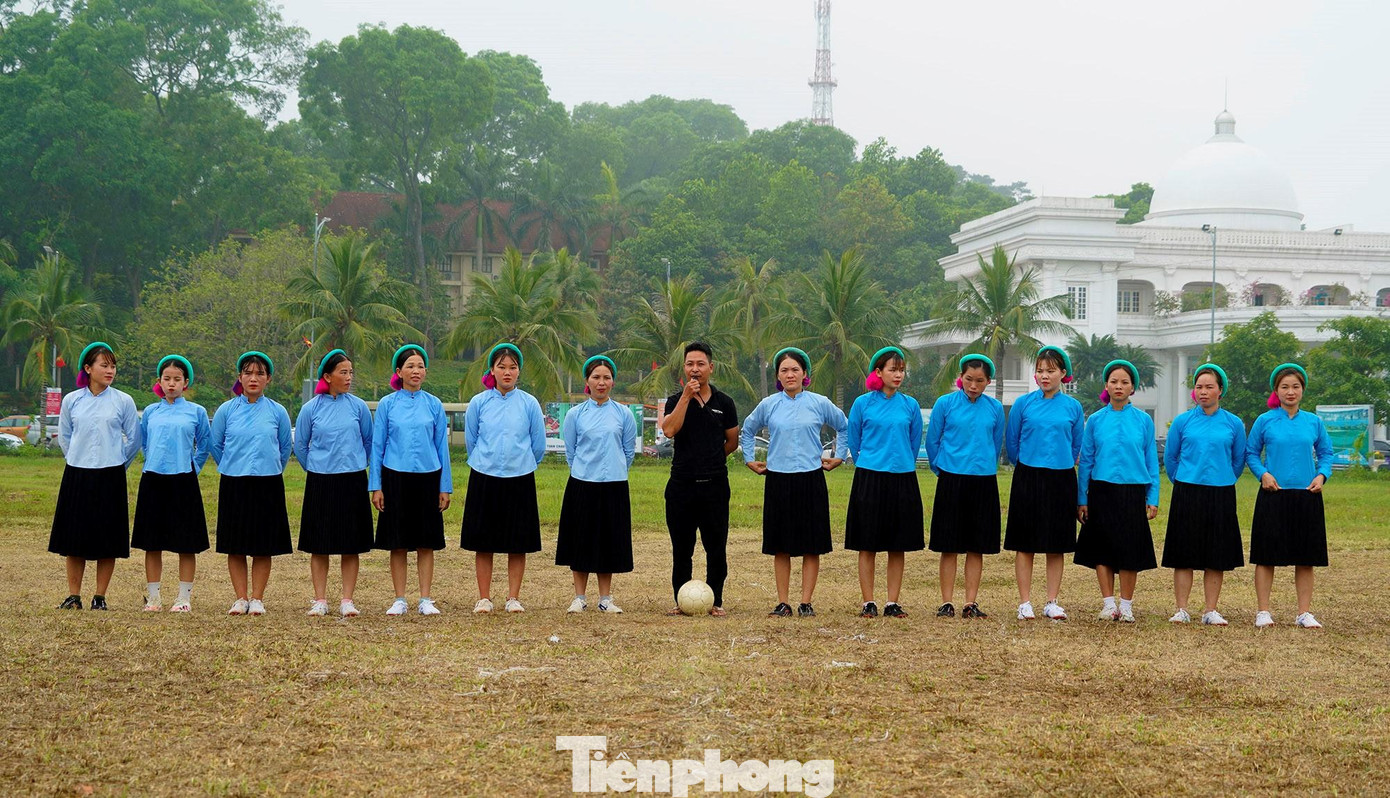 Các nữ cầu thủ ra sân với bộ trang phục truyền thống của dân tộc mình.