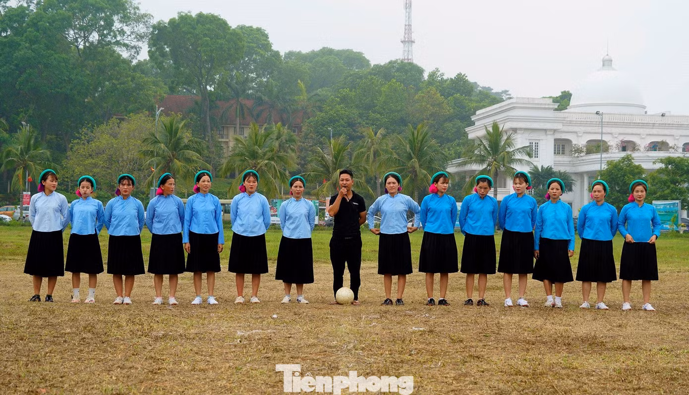 Các nữ cầu thủ ra sân với bộ trang phục truyền thống của dân tộc mình.