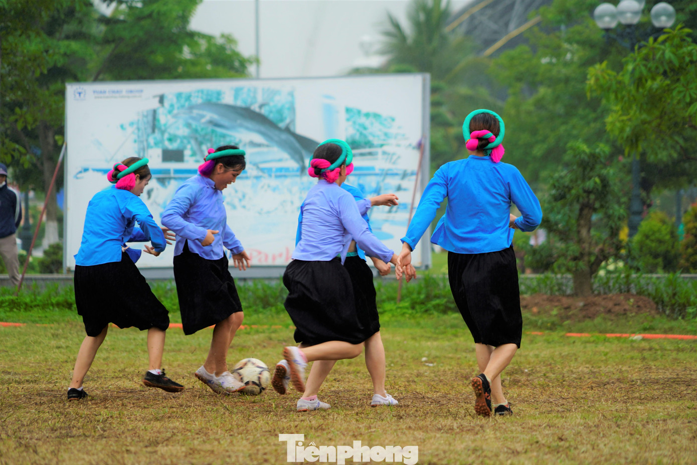 Hai đội được phân biệt bởi trang phục có 2 màu đậm nhạt.