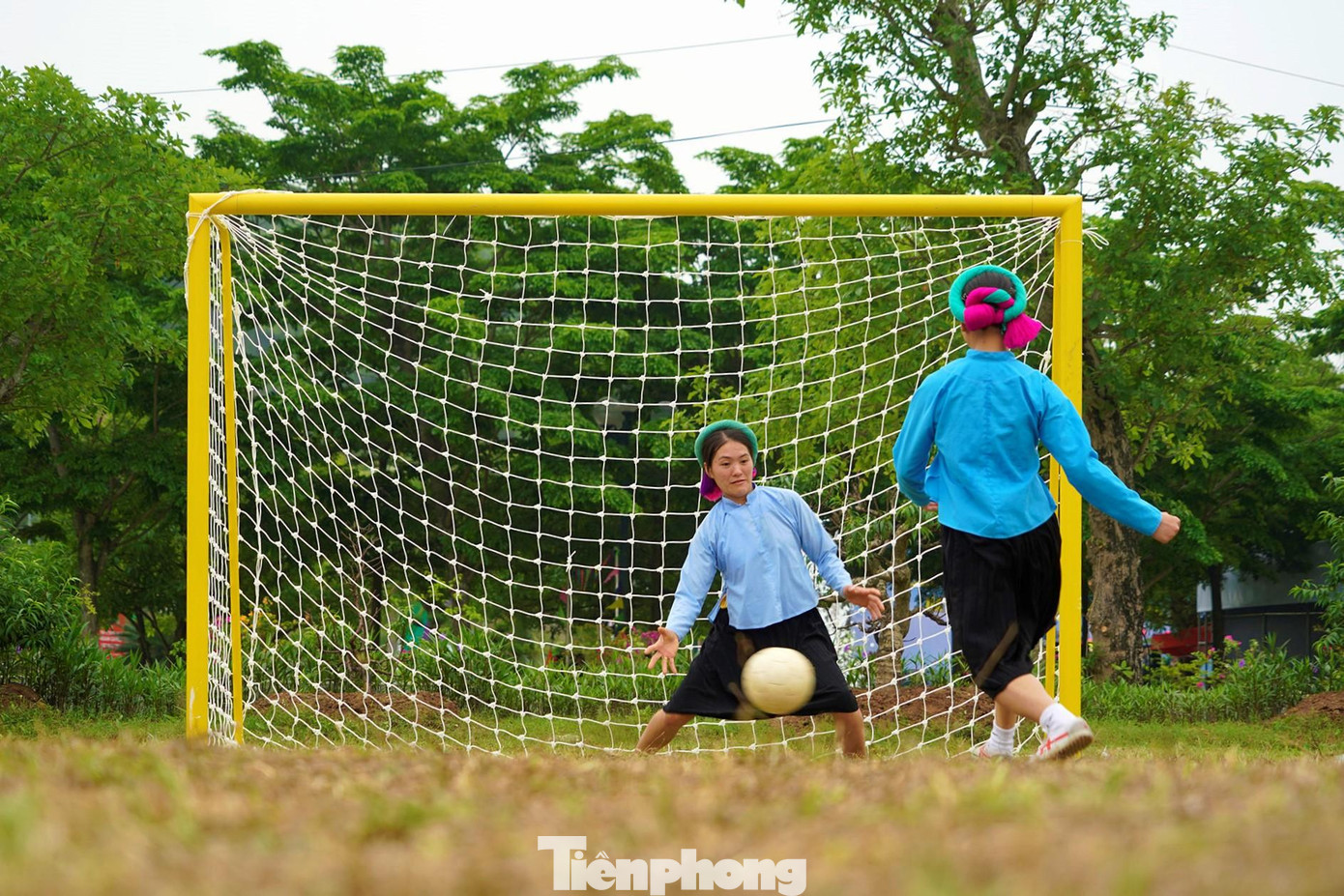 Trong trang phục dân tộc và sự nhiệt tình theo đuổi trái bóng, các cô gái Sán Chỉ đã để lại ấn tượng sâu sắc.