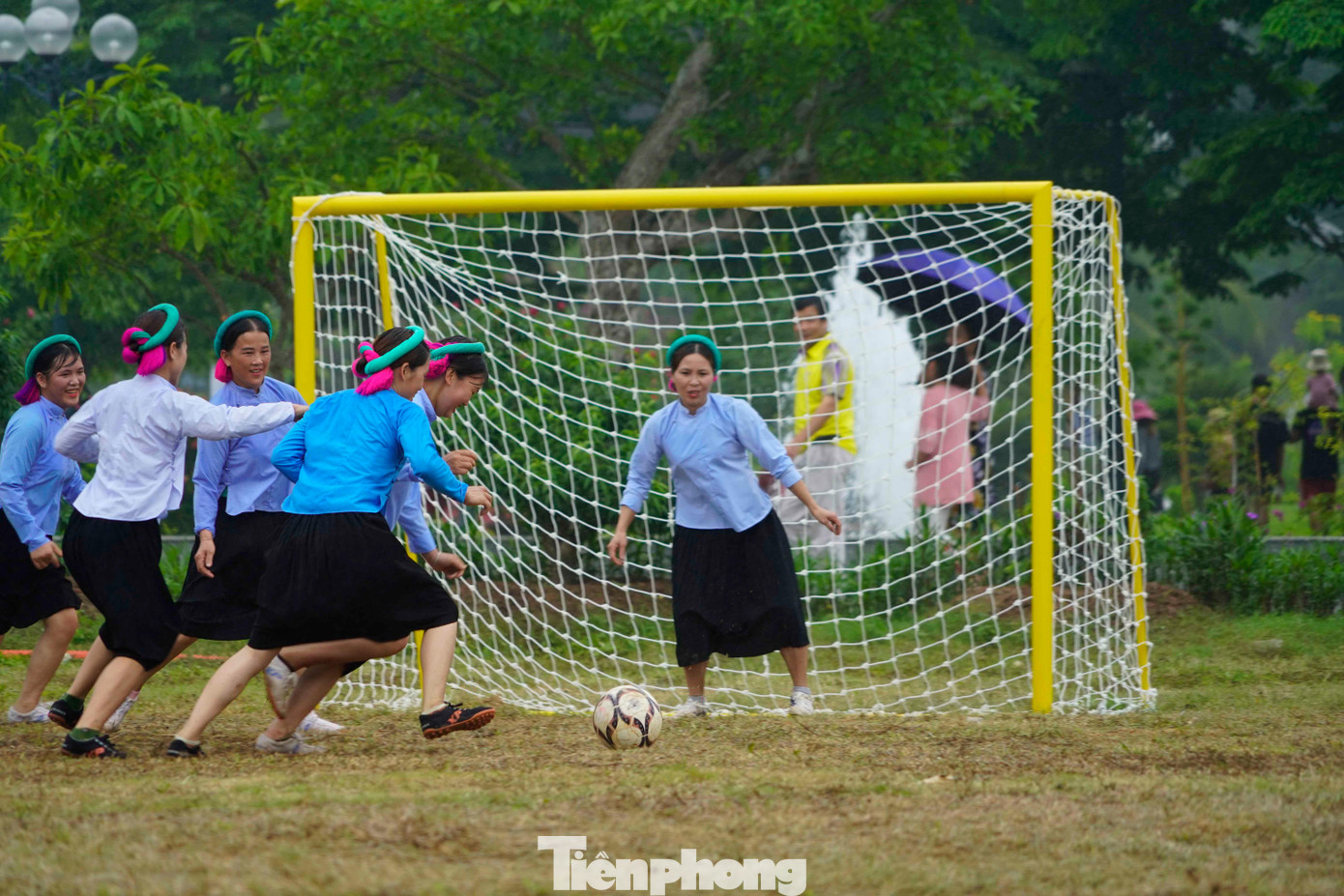 Những tình huống đi bóng đầy quyết tâm và nhưng pha đeo bám quyết liệt của cầu thủ 2 đội khiến trận đấu sôi nổi, cuốn hút khán giả.