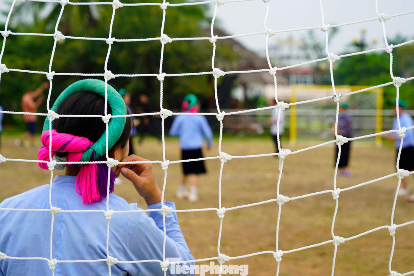 Đầu quấn khăn cùng với trang phục truyền thống, các cô gái Sán Chỉ đang tạo nên những trận bóng độc đáo.