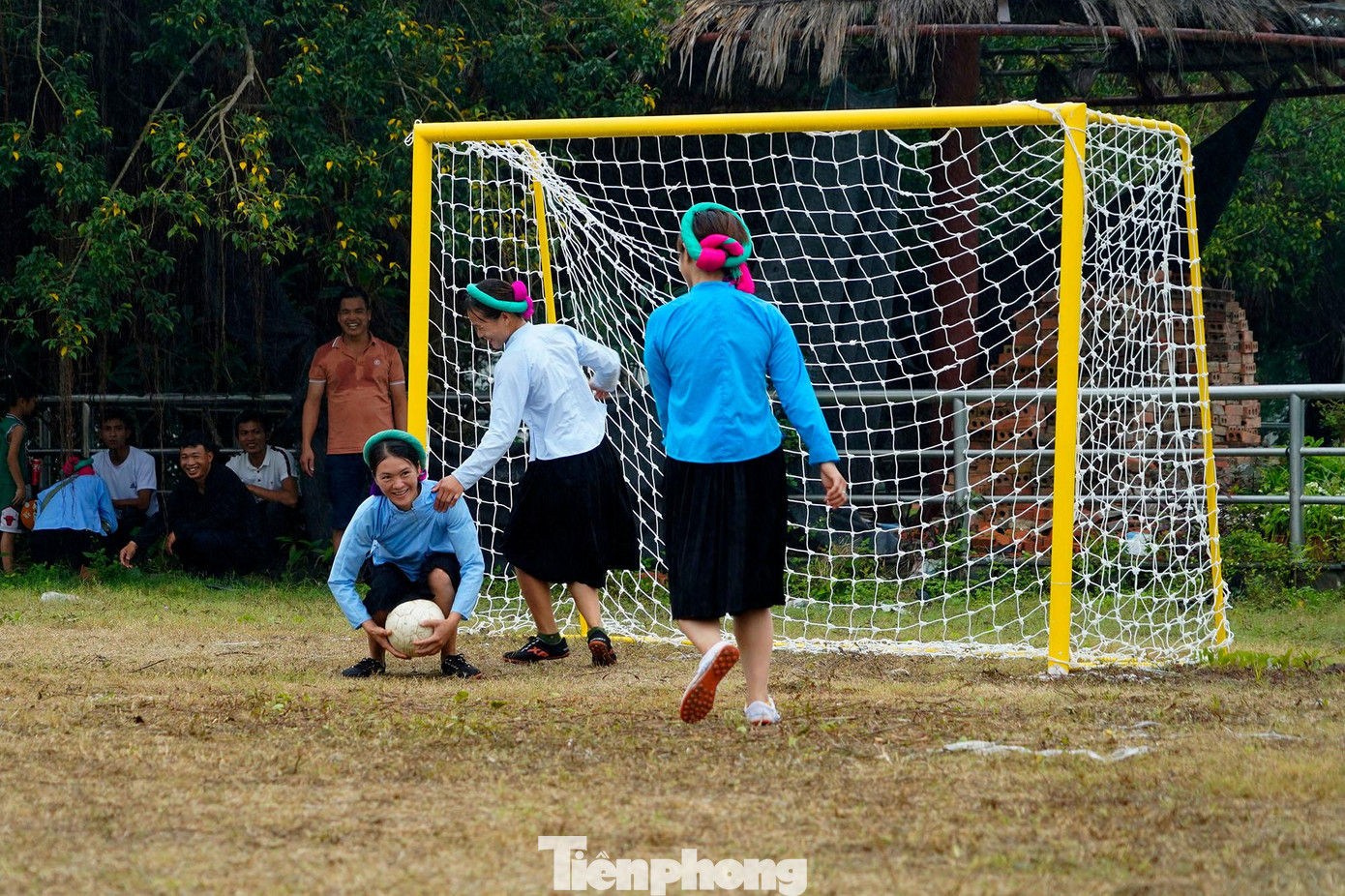 Các trận đấu luôn có sự cổ vũ nhiệt tình của cánh đàn ông. Các ông chồng trông con để vợ yên tâm thi đấu, anh em tới theo dõi chị em, động viên trong tiếng reo hò khích lệ.