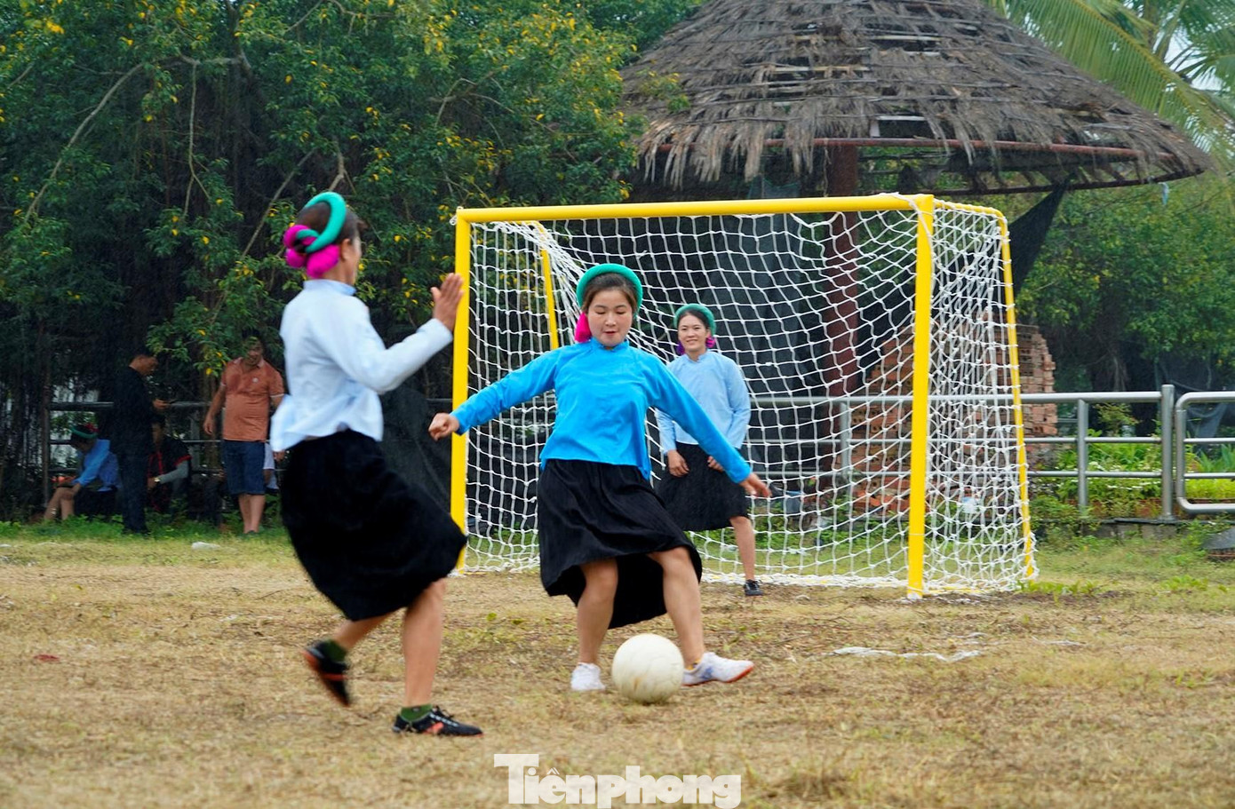 Bóng đá đang dần trở thanh môn thể thao được yêu thích của người dân Sán Chỉ ở Quảng Ninh.