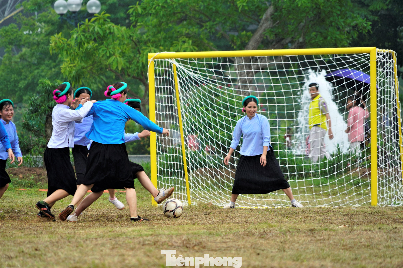 Mặc kết quả thắng thua, trận đấu vẫn luôn tràn ngập những tiếng cười vui vẻ.